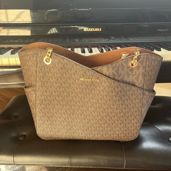 Beautiful Michael Kors purse - Picture 9 of 14